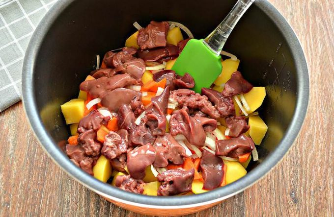 Картопля з курячою печінкою у мультиварці