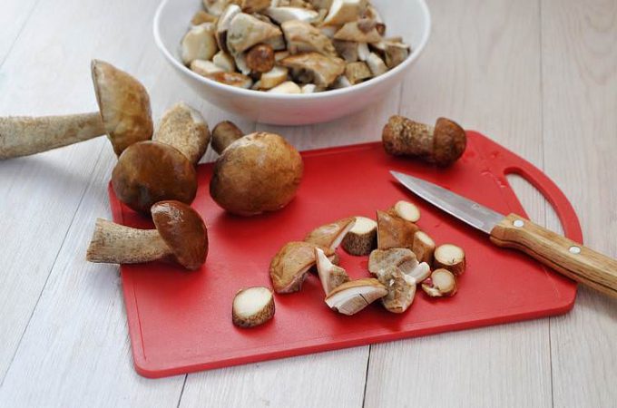 Картопля з лісовими грибами у сметанному соусі