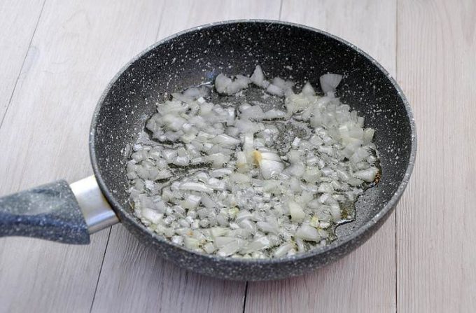 Картопля з лісовими грибами у сметанному соусі