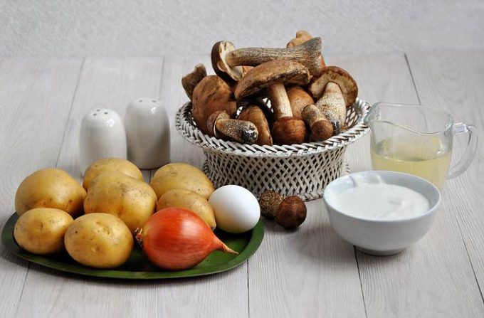 Картопля з лісовими грибами у сметанному соусі