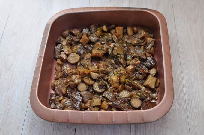 Картопля з лісовими грибами у сметанному соусі