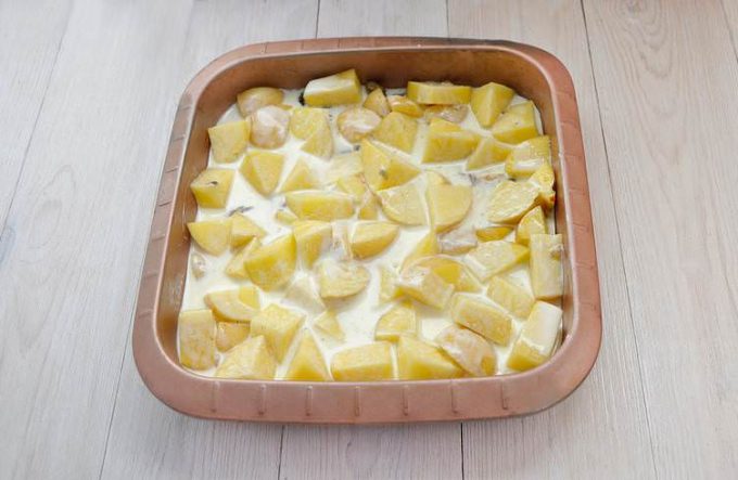 Картопля з лісовими грибами у сметанному соусі