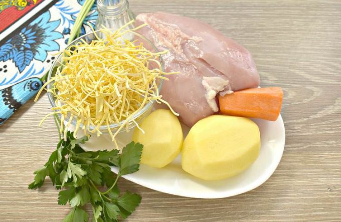Картопляний суп з куркою та локшиною