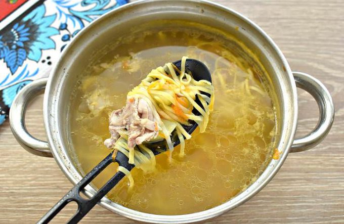 Картопляний суп з куркою та локшиною