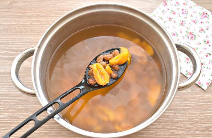 Компот із кураги з родзинками