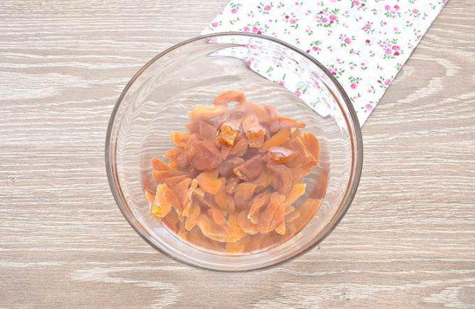 Компот із кураги з родзинками