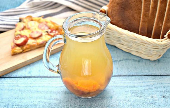 Компот із кураги з родзинками