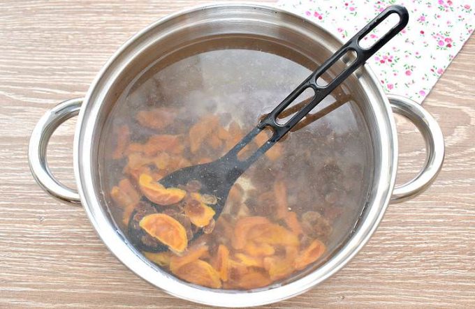 Компот із кураги з родзинками
