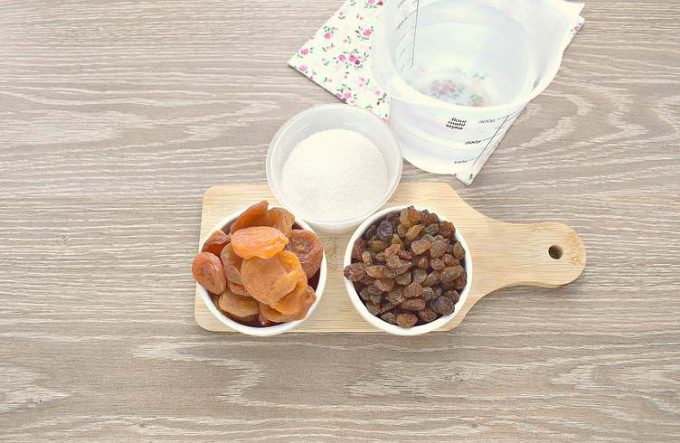 Компот із кураги з родзинками