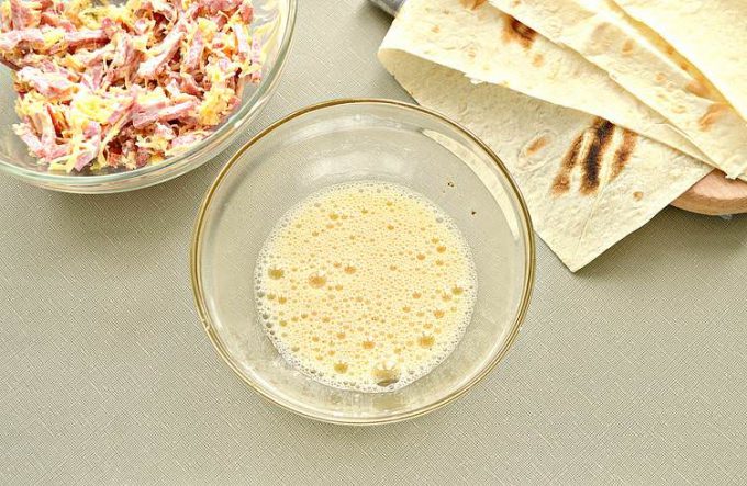 Конвертики з лаваша з ковбасою та сиром