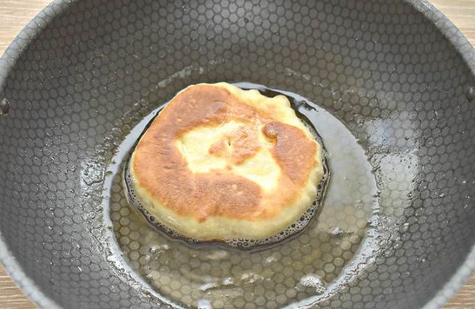 Коржики на молоці на сковороді