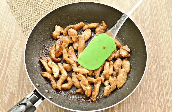 Куряче філе із замороженими овочами на сковороді