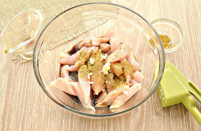 Куряче філе із замороженими овочами на сковороді