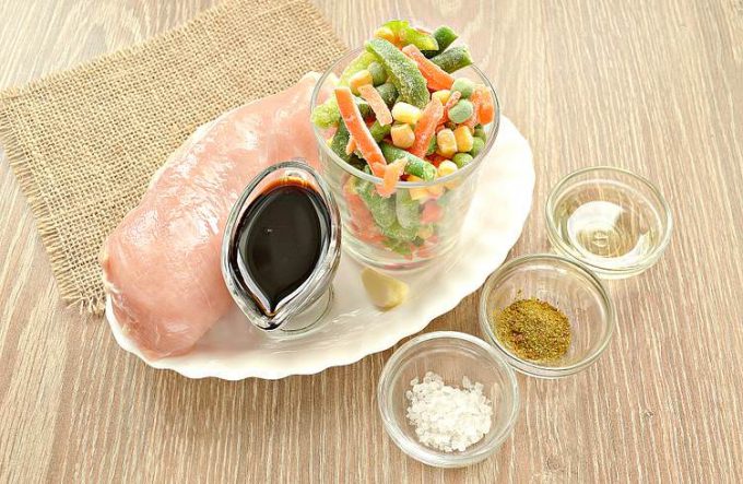Куряче філе із замороженими овочами на сковороді