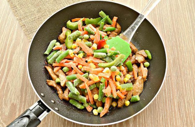 Куряче філе із замороженими овочами на сковороді