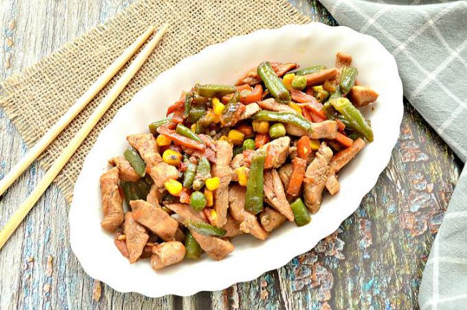 Куряче філе із замороженими овочами на сковороді
