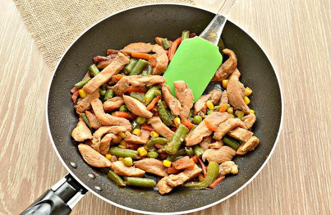 Куряче філе із замороженими овочами на сковороді
