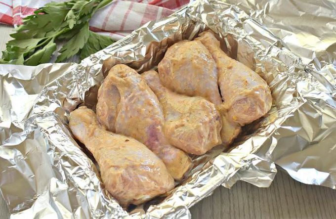 Курячі гомілки у фользі в духовці