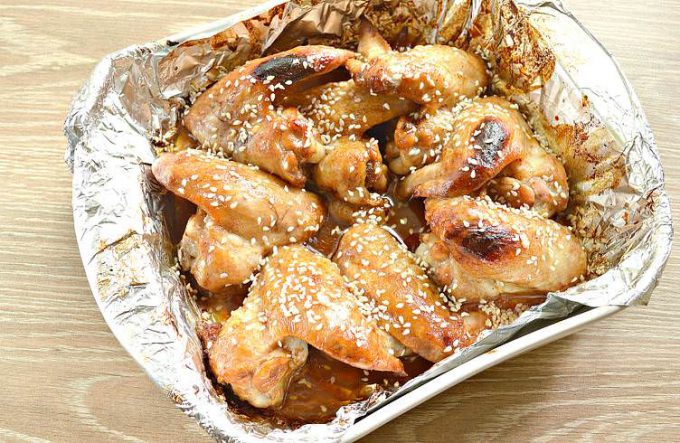 Курячі крильця в медовому маринаді з кунжутом