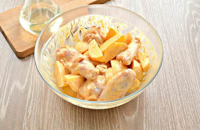 Курячі крильця з картоплею в духовці