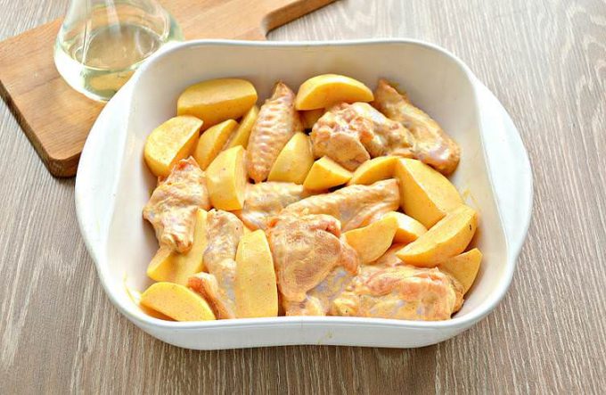 Курячі крильця з картоплею в духовці