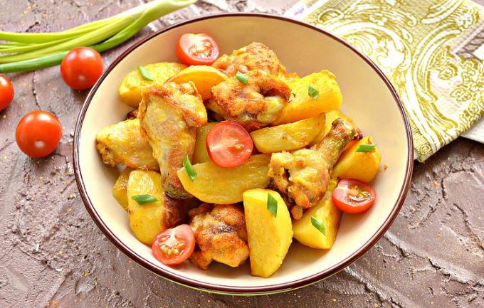 Курячі крильця з картоплею в духовці