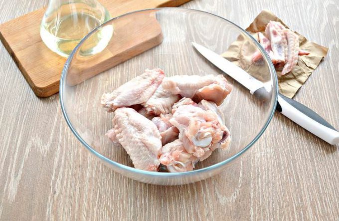 Курячі крильця з картоплею в духовці
