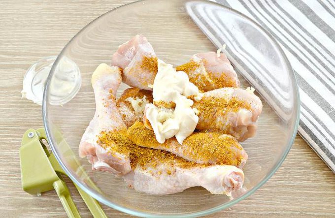 Курячі ніжки з сиром у духовці