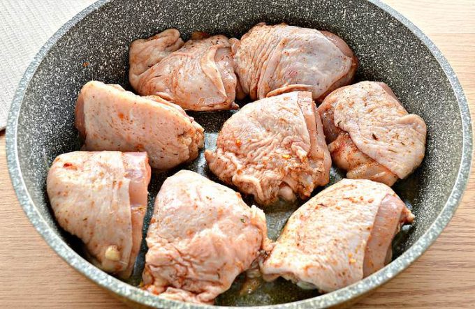 Курячі стегна на сковороді
