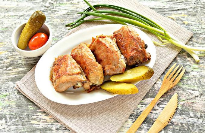 Курячі стегна на сковороді