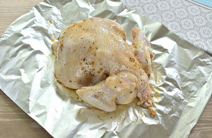 Курка цілком у духовці у фользі