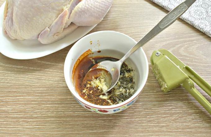 Курка цілком у духовці у фользі