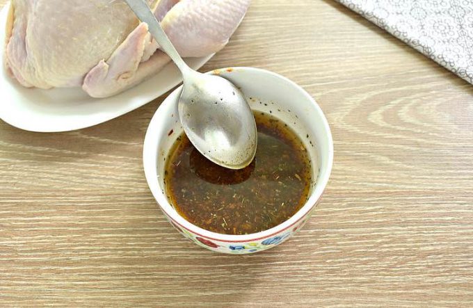 Курка цілком у духовці у фользі