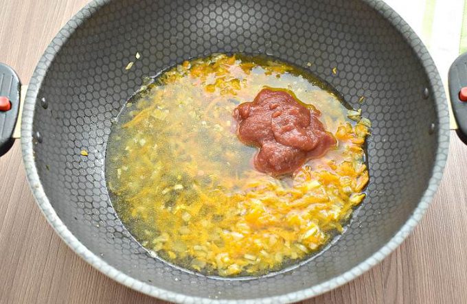 Курка в томатному соусі на сковороді