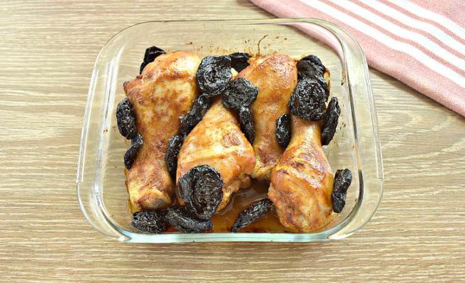 Курка з чорносливом у духовці