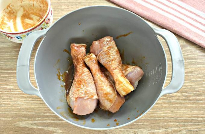 Курка з чорносливом у духовці