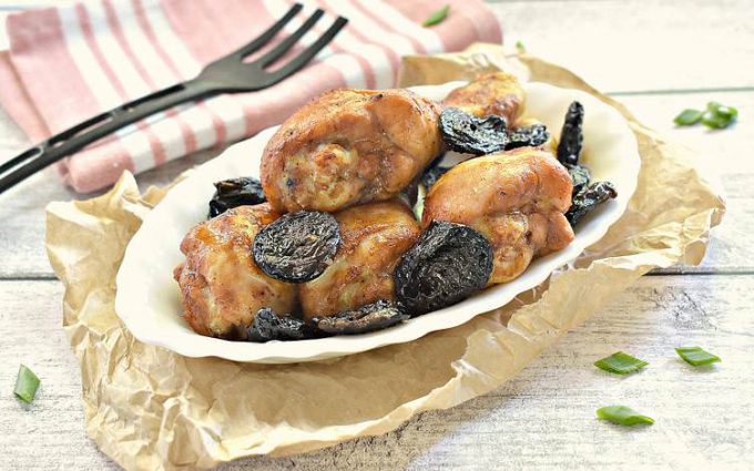 Курка з чорносливом у духовці