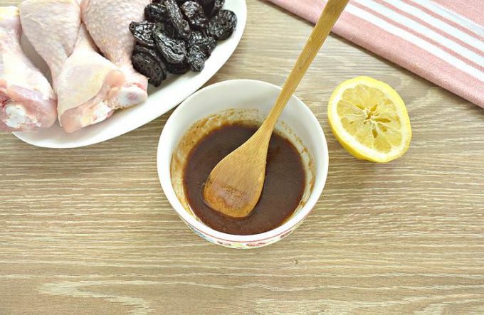 Курка з чорносливом у духовці