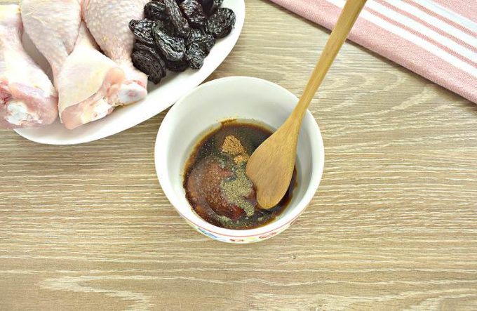 Курка з чорносливом у духовці