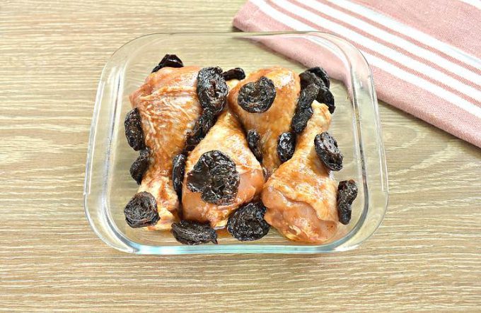 Курка з чорносливом у духовці