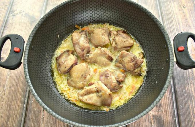 Курка зі сметаною на сковороді