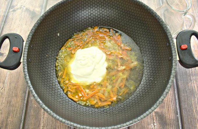 Курка зі сметаною на сковороді