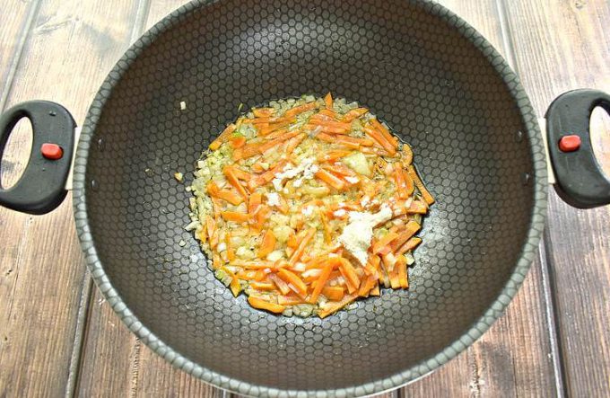 Курка зі сметаною на сковороді