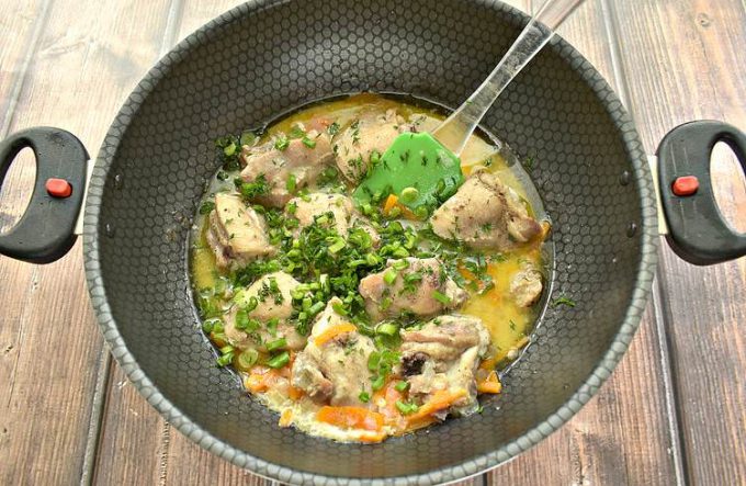 Курка зі сметаною на сковороді