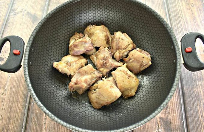 Курка зі сметаною на сковороді