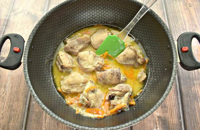 Курка зі сметаною на сковороді