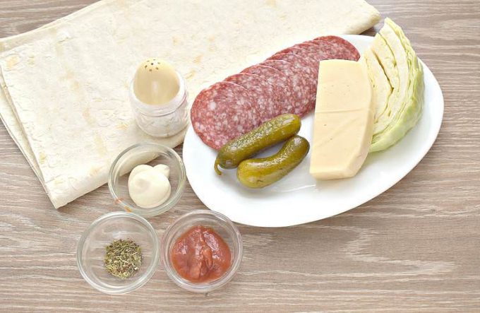 Лаваш зі свіжою капустою, сиром та огірками