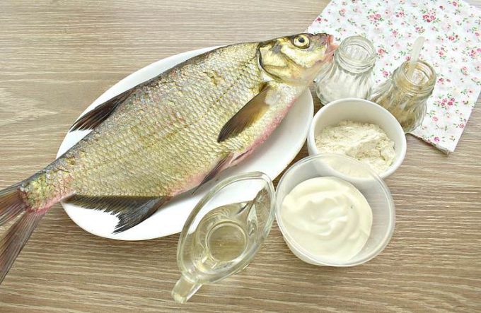 Ліщ у сметані на сковороді