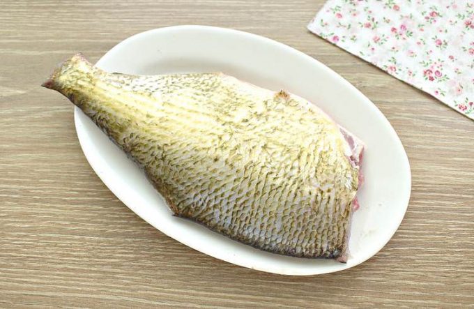 Ліщ у сметані на сковороді