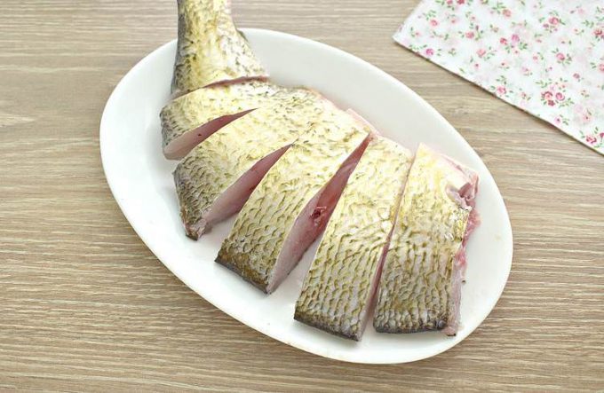 Ліщ у сметані на сковороді